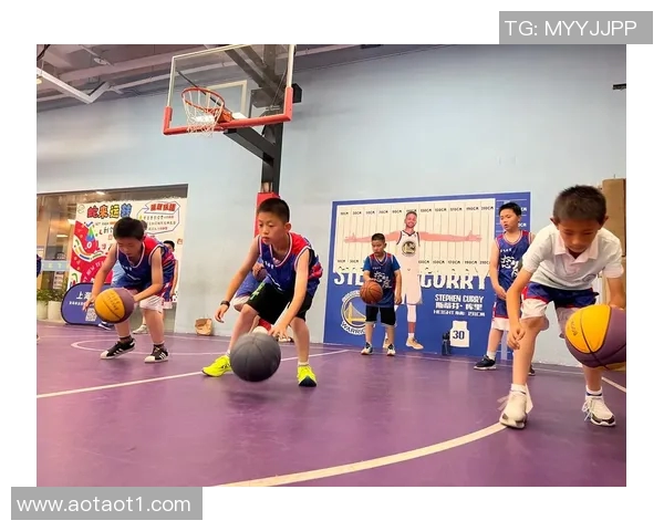 库里与队友举办篮球训练营，点燃青少年梦想